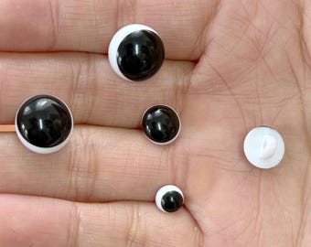 Botones diminutos de hongo blanco/negro con pupila descentrada: ojos de animal abovedados para muñecas