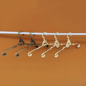 Antieke koperen miniatuurhangers: poppenkleerhanger, schaal: 4 cm/6,5 cm/11 cm