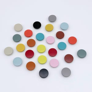 10 set färgglada tryckknappar: Läderväska med beslag