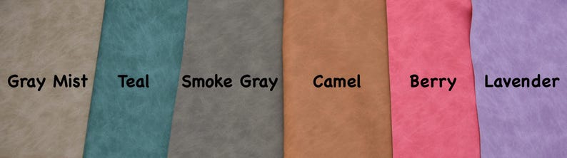 Op de afbeelding: Een kleurenpalet met stofstalen in verschillende tinten. Kleuren zijn Gray Mist, Teal, Smoke Gray, Camel, Berry en Lavender. Elke staal heeft de kleurnaam in het zwart gedrukt.
