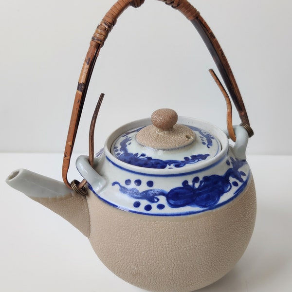 Antique Chinese blue white porcelain teapot - Meiji periode - 1850 - 1900 - Sharksin and bamboo - marked lid