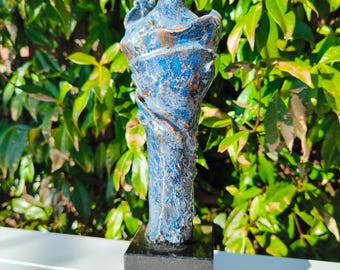 Modernist Female Sculpture – Abstract Ceramic Figure on Stone Base, Blue Patina, Elegant handcrafted ceramic - Postmodern Art Object