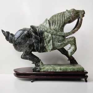 XXL Chinese War Horse Sculpture – Hand-Carved Jade Stone on Wooden Base – Early 20th Century Antique