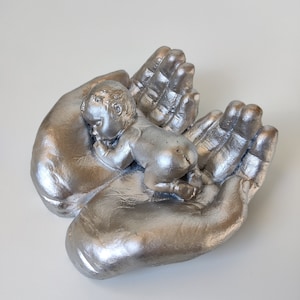 Keramieken sculptuur newborn silver - Baby in handen, geborgenheid - handgemaakt en gesigneerd