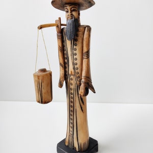 Antiek Chinees beeld - been - sculptuur van chinese man op sokkel - waterdrager balans - Chinoiserie Collectible Art