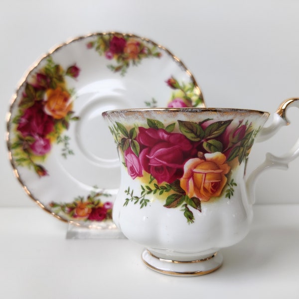 Royal Albert - Old Country Roses - set of cup and saucers - Bone China England porcelain tableware - 1962 - 1980's (2)