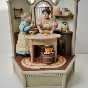 Enesco Vintage Music Box - Kooklessen - Au Clair De La Lune Enesco Vintage Music Box - Kooklessen - Au Clair De La Lune