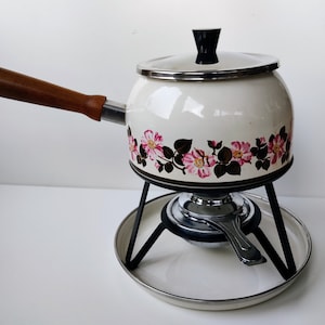 Vintage Dutch nostalgic fondue pot set - geëmailleerde pot met houten handvat standaard compleet - decorated with flowers  - 1950, 1960 1970
