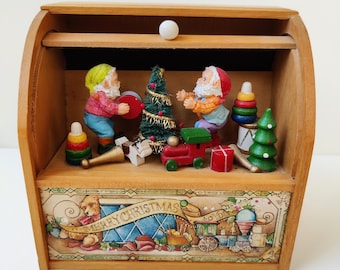 Enesco Vintage Music Box multi action - wind-up musicbox - Toy Land - Christmas toy chest children santa&#39;s shop with elves - 1989