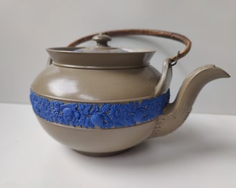 Exclusive Antique Wedgwood Staffordshire Victorian England - teapot - chocolate Drabware blue on cane Jasper Ware - 1800 kobalt