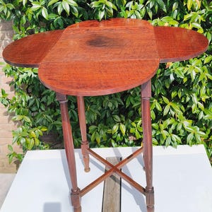 Antique English Oak Drop Leaf Table – Early 20th Century – Gateleg Side Table – Rich Patina, Elegant Compact Form