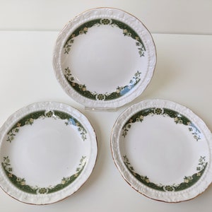 Paragon Lynwood - three pastry plates - Vintage English bone china Majesty the Queen - gebaksbordjes, butter dish, pin dish, party plate 3 p