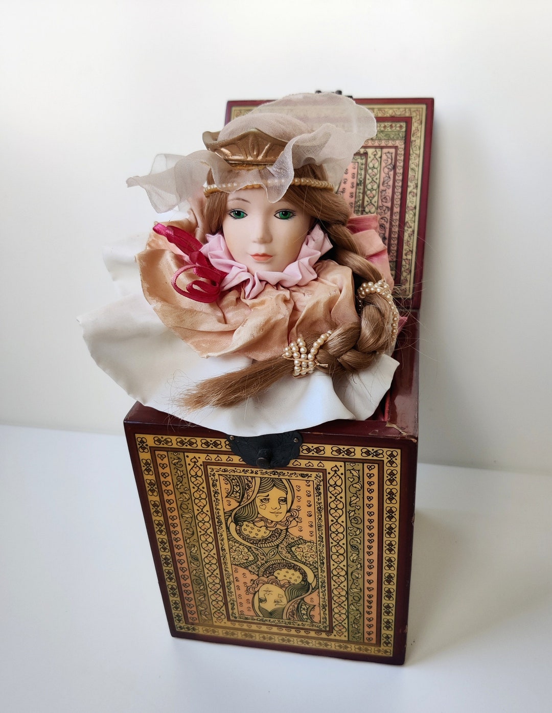 Enesco Vintage Music Box - Jack in the Box - Queen of Hearts - A