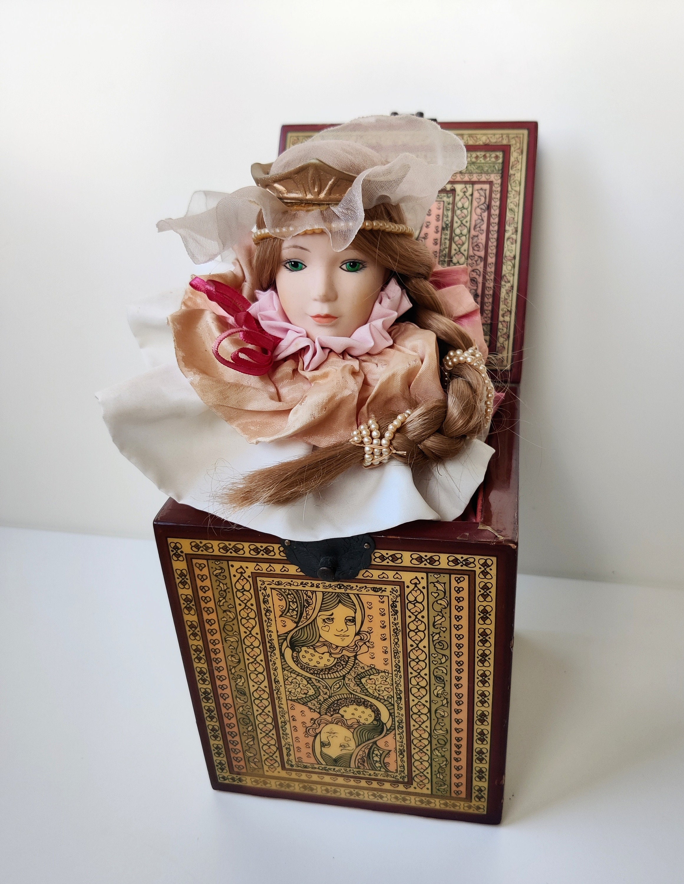 Enesco Vintage Music Box - Jack in the Box - Queen of Hearts - A