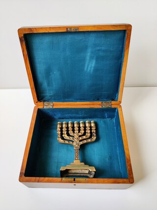 VASSAGO Orecchini A Candelabro Con Stella Di David E Menorah - Gioielli Ebraici In Lega Di Alta Qualità - Regalo Per Hanukkah In Sacchetto Di Velluto - Dimensioni Ciondolo 25x20mm
