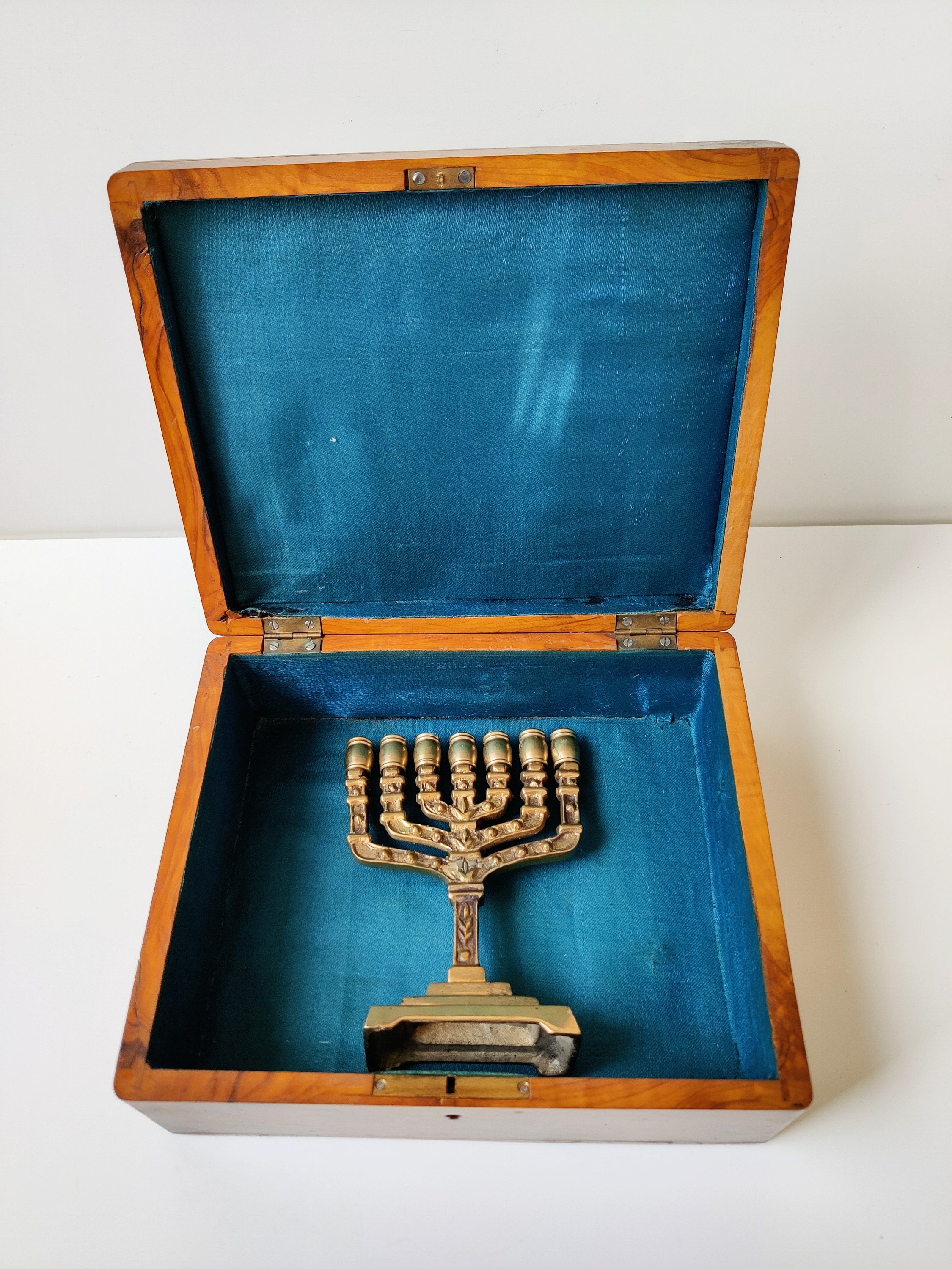 VASSAGO Orecchini A Candelabro Con Stella Di David E Menorah - Gioielli Ebraici In Lega Di Alta Qualità - Regalo Per Hanukkah In Sacchetto Di Velluto - Dimensioni Ciondolo 25x20mm