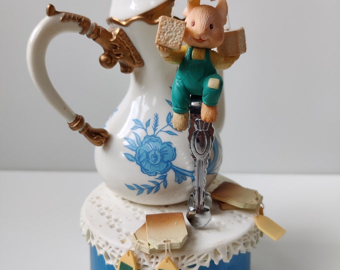 Enesco Windup Music Box Teapot & Mice Tea for Two Musical Miss Merry Mouse Blue Delft Suite