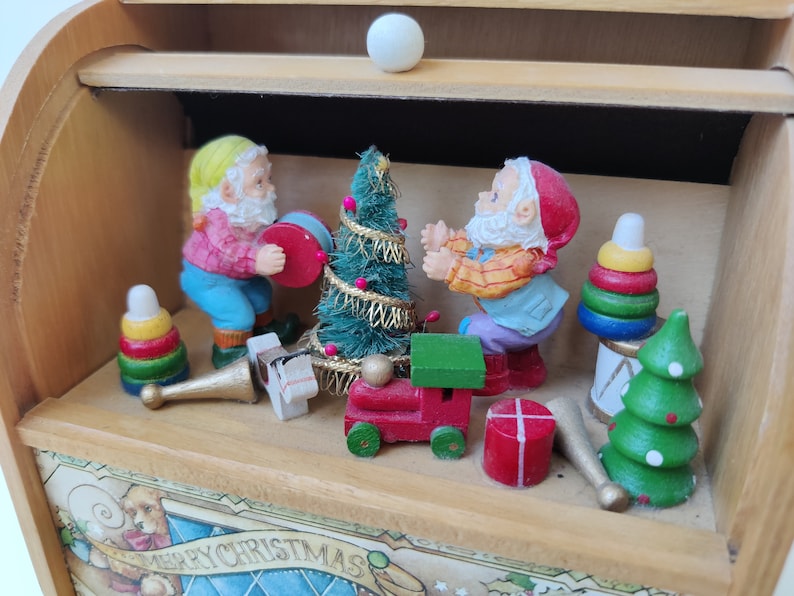 Enesco Vintage Music Box Multi Action Windup Musicbox Toy Land