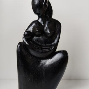 Groot houten sculptuur - moeder met kind - handvervaardigd minimalisme