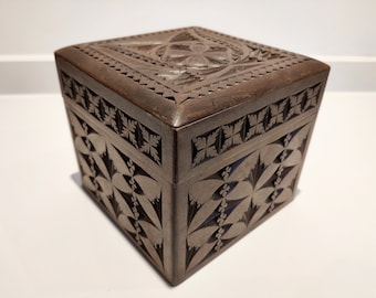 Handgesneden oude kist eikenhout - verfijnde tekening in het hout - juwelenbox juwelenkist
