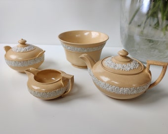 Exclusive Antique Wedgwood Staffordshire Victorian England - children&#39;s tableware - yellow Drabware white on cane Jasper Ware - 1800