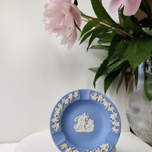 Wedgwood jasperware - jasper blue bisque porselein camé - ashtray pin tray ring dish trinket dish