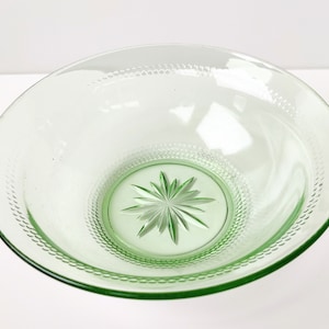 Uraniumglas - anna green glass - serveerschaal / fruitschaal met gesneden sterglas - Antiek glas
