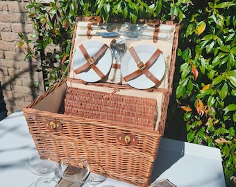 Vintage Wicker Picnic Basket Set for 4 – Plates, Glasses, Cutlery, Mugs, Napkins – Classic English Country Style Picnic Hamper