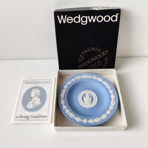 Wedgwood Decorative Collectible Plate - jasperware - jasper blue - Amphora vase - bisque porselein camé