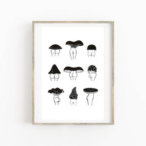 Pu&ograve; includere: Una stampa in bianco e nero di nove funghi con figure umane. I funghi sono disegnati in modo semplice e stilizzato, con i cappelli che formano le teste e i gambi che formano i corpi. La stampa &egrave; perfetta per aggiungere un tocco di fantasia a qualsiasi stanza.