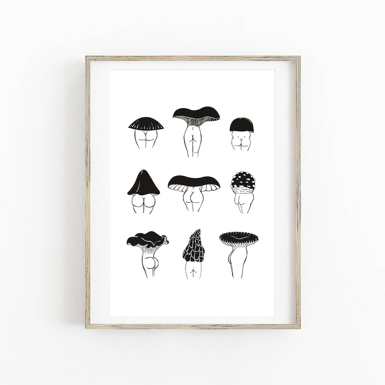 Pu&ograve; includere: Una stampa in bianco e nero di nove funghi con figure umane. I funghi sono disegnati in modo semplice e stilizzato, con i cappelli che formano le teste e i gambi che formano i corpi. La stampa &egrave; perfetta per aggiungere un tocco di fantasia a qualsiasi stanza.