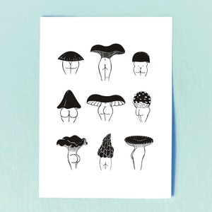 Pu&ograve; includere: Un disegno in bianco e nero di nove diversi funghi, ognuno con un corpo umanoide e un cappello di fungo. I funghi sono disposti in tre file di tre.