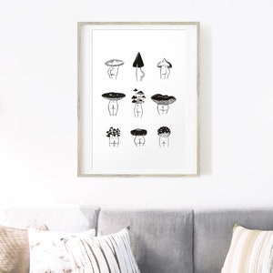 Pode incluir: Impress&atilde;o em preto e branco de arte de linha de nove figuras com cabe&ccedil;as em forma de cogumelo. As figuras est&atilde;o todas de costas para o observador e t&ecirc;m as m&atilde;os nos quadris. Os cogumelos s&atilde;o de v&aacute;rias formas e tamanhos.