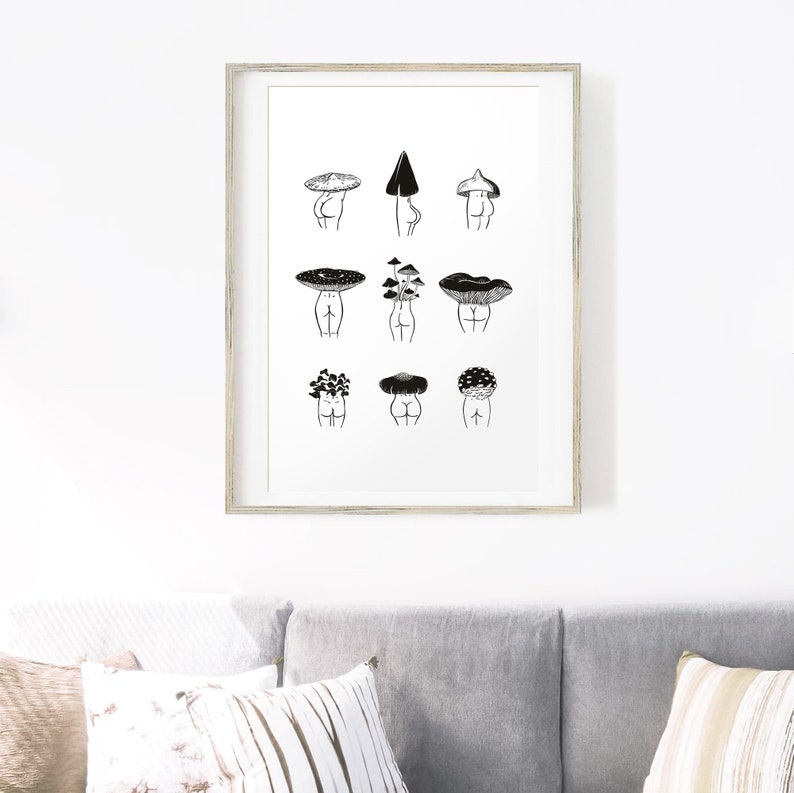 Pode incluir: Impress&atilde;o em preto e branco de arte de linha de nove figuras com cabe&ccedil;as em forma de cogumelo. As figuras est&atilde;o todas de costas para o observador e t&ecirc;m as m&atilde;os nos quadris. Os cogumelos s&atilde;o de v&aacute;rias formas e tamanhos.