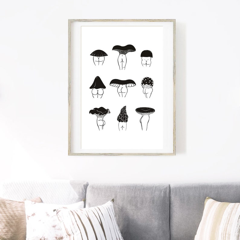 Pu&ograve; includere: Stampa in bianco e nero di arte di linea di nove funghi con figure umane. I funghi sono disegnati in uno stile semplice e minimalista.