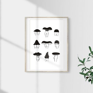 Pu&ograve; includere: Stampa in bianco e nero di arte di linea di nove diversi funghi, ognuno con una figura umana a forma di cappello di fungo.