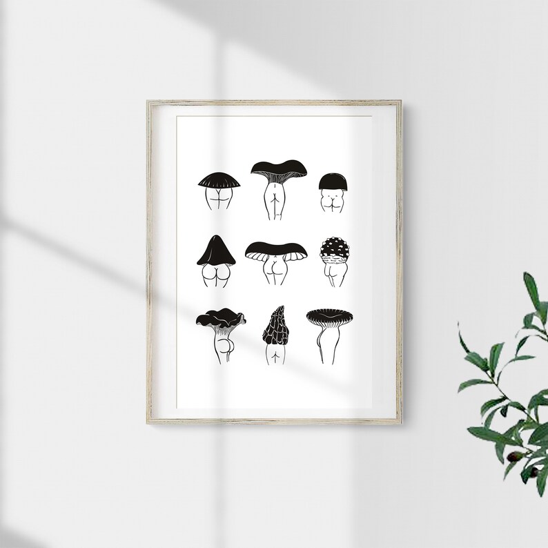 Pu&ograve; includere: Stampa in bianco e nero di arte di linea di nove diversi funghi, ognuno con una figura umana a forma di cappello di fungo.