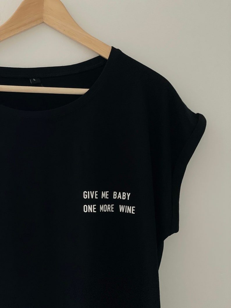 Give me baby one more wine Shirt,Wine T Shirt, Wine Shirt, Fashion Shirt, Frauen T-Shirt, Alltag, Geschenk, Lounge wear,Alcohol Quote Bild 2