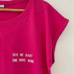 Give me baby one more wine Shirt,Wine T Shirt, Wine Shirt, Fashion Shirt, Frauen T-Shirt, Alltag, Geschenk, Lounge wear,Alcohol Quote Bild 3