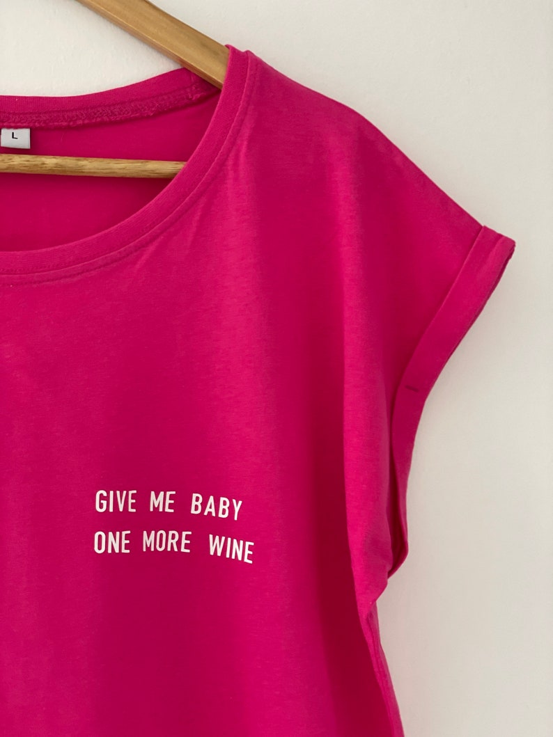 Give me baby one more wine Shirt,Wine T Shirt, Wine Shirt, Fashion Shirt, Frauen T-Shirt, Alltag, Geschenk, Lounge wear,Alcohol Quote Bild 3