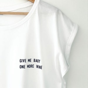 Give me baby one more wine Shirt,Wine T Shirt, Wine Shirt, Fashion Shirt, Frauen T-Shirt, Alltag, Geschenk, Lounge wear,Alcohol Quote Bild 1