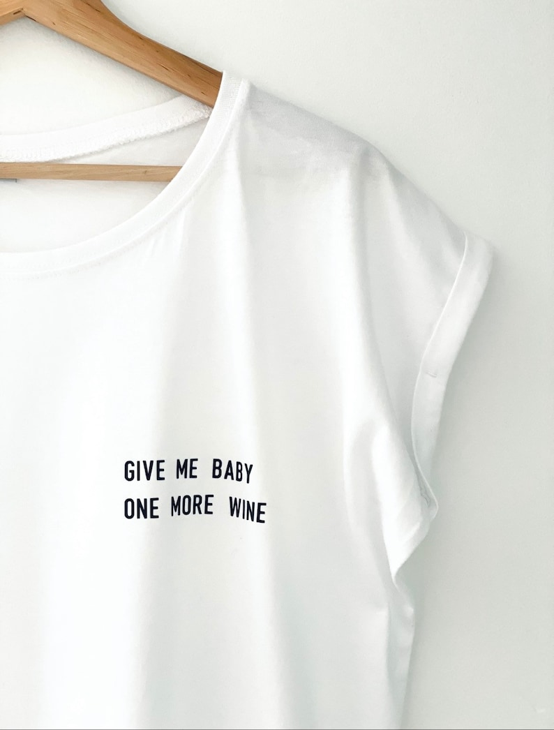 Give me baby one more wine Shirt,Wine T Shirt, Wine Shirt, Fashion Shirt, Frauen T-Shirt, Alltag, Geschenk, Lounge wear,Alcohol Quote Bild 1