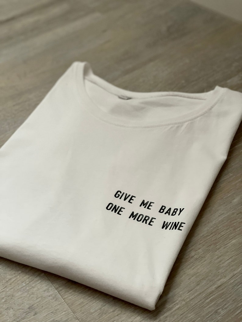 Give me baby one more wine Shirt,Wine T Shirt, Wine Shirt, Fashion Shirt, Frauen T-Shirt, Alltag, Geschenk, Lounge wear,Alcohol Quote Bild 7