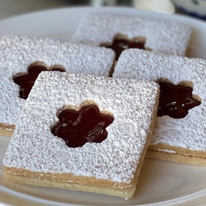 Lindzer Almond European Cookies (12-Large 3”)”.