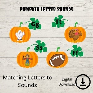 Könnte beinhalten: Ein druckbarer Satz von Kürbis-Buchstaben-Sound-Matching-Karten. Jede Karte zeigt einen Kürbis mit einem anderen Bild und ein grünes Blatt mit einem Buchstaben darauf. Der Text "Pumpkin Letter Sounds" befindet sich oben im Bild. Der Text "Matching Letters to Sounds" befindet sich unten im Bild. Der Text "Digital Download" befindet sich ebenfalls unten im Bild.