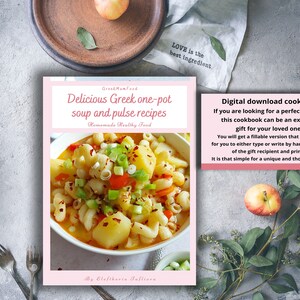 Può includere: Un libro di cucina intitolato "Deliziose ricette greche di zuppe e legumi" con un bordo rosa. La copertina presenta una foto di zuppa greca. Viene mostrato anche un libro di cucina scaricabile digitalmente.
