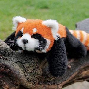 Menglan Panda Plush: Handgjord realistisk följeslagarplyschleksak för husdjur presentset Red panda