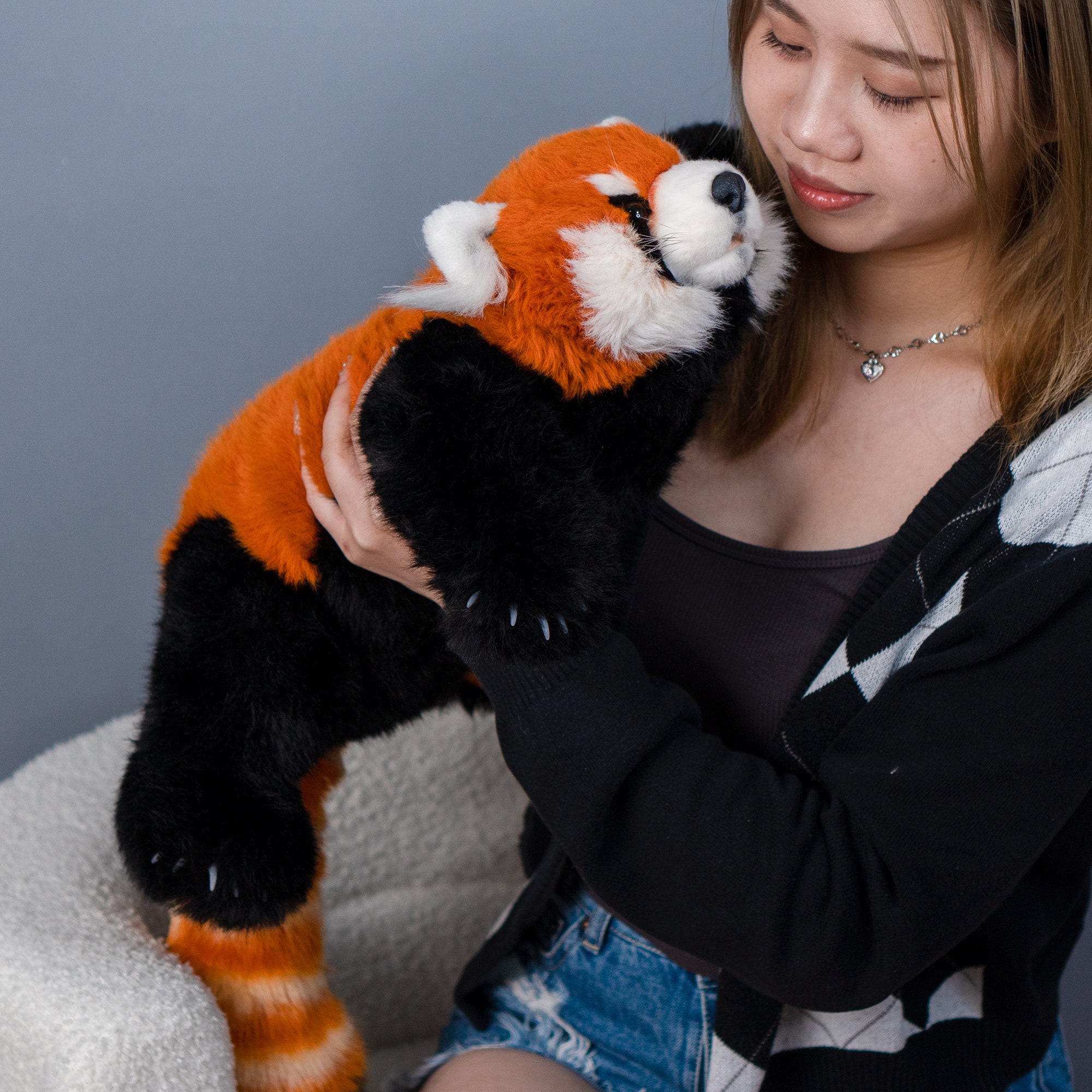 手作りの精巧なレッサーパンダの重み付きぬいぐるみ：抱き心地の良い
