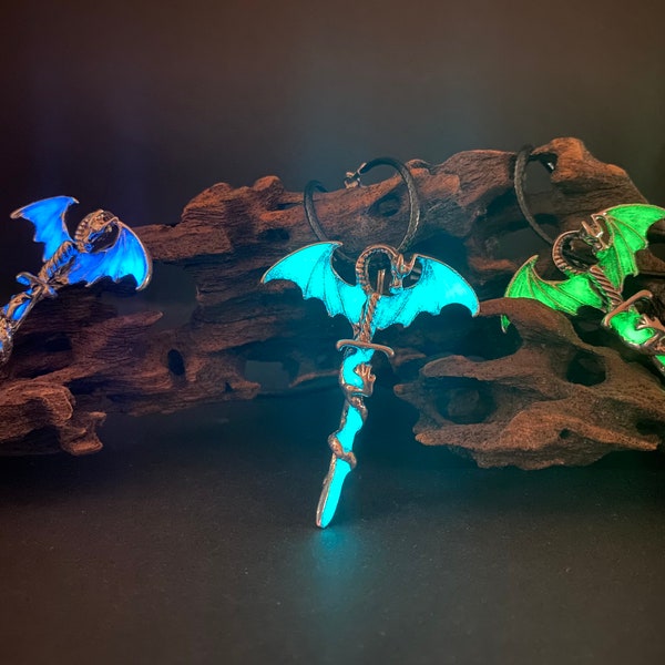 Collier phosphorescent Dragon avec une épée.