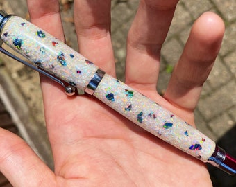 Pluma estilográfica de ópalo blanco y negro a medida.